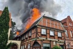 Lage bei Eintreffen: Dachstuhl in Vollbrand.