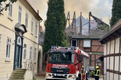 Lage kurz nach Eintreffen: Erhebliche Brandschäden am Dachstuhl.