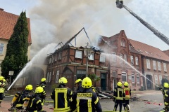 Blick auf die Löscharbeiten.