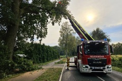 Einsatz der Drehleiter auf der Weitzmühlener Straße.
