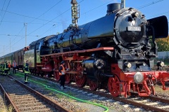 Betanken einer Dampflokomotive.
