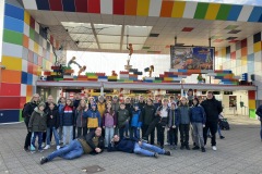 Gruppenfoto vor dem Legoland. 