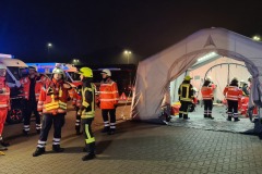 Ein Behandlungsplatz für die „Verletzten“ wird errichtet.