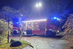 Einsatzfahrzeuge vor Ort.