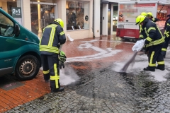 Auslaufende Betriebsstoffe in der Großen Straße. Auslaufende Betriebsstoffe in der Großen Straße.