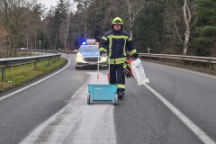 Auslaufende Betriebsstoffe werden mit Ölbindemittel abgestreut. Auslaufende Betriebsstoffe werden mit Ölbindemittel abgestreut.