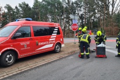 Auslaufende Betriebsstoffe werden mit Ölbindemittel abgestreut. Auslaufende Betriebsstoffe werden mit Ölbindemittel abgestreut.