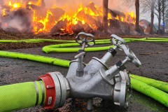 Rund 200 Rundballen waren in Brand geraten. Rund 200 Rundballen waren in Brand geraten.