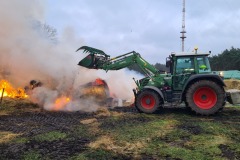 Ein Landwirt unterstützte die Löscharbeiten. Ein Landwirt unterstützte die Löscharbeiten.