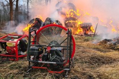 Um den Abbrand der Ballen zu beschleunigen wurden mehrere Lüfter eingesetzt.