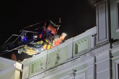 Auf dem betroffenen Dachabschnitt wird der Schnee entfernt.