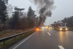 Ein LKW-Reifen brennt auf der Autobahn.