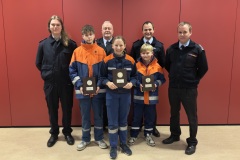 Die Gruppenführer der drei erstplatzierten Jugendfeuerwehren mit Stadtjugendfeuerwehrwart Florian Mesenbrink und seinem Stellvertreter Christian Müller (v.r) samt Quizmaster-Team.