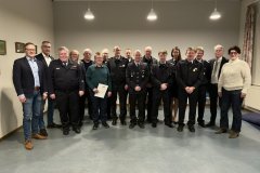 Die Gewählten und Geehrten mit Fachbereichsleiter Philipp Rohlfing, Fachausschussvorsitzender Jens Richter und Stadtbrandmeister Peter Schmidt (v.l.) sowie die stellvertretende Ortsbürgermeisterin Karin Hanschmann und Bürgermeister Lutz Brockmann (v.r.).