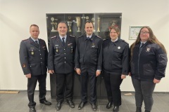 Stadtjugendfeuerwehrwart Florian Mesenbrink, sein Nachfolger Sven Hilbig, stv. Stadtjugendfeuerwehrwart Christian Müller, die neu gewählte Stadtkinderfeuerwehrwartin Antje Hüser und Vorgängerin Marie Mankow. 