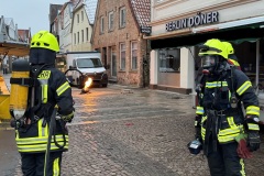Brennende Gasflasche auf dem Wochenmarkt.
