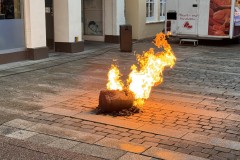 Brennende Gasflasche auf dem Wochenmarkt.