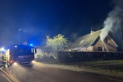 Aus dem Gebäude drang dichter Rauch raus. 