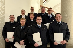 Die ausscheidenden sowie nachfolgenden Führungskräfte beider Ortsfeuerwehren mit Bürgermeister Lutz Brockmann, Fachbereichsleiter Philipp Rohlfing und Stadtbrandmeister Peter Schmidt (h.v.l.).