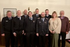 Die Beförderten und Geehrten mit Stadtbrandmeister Peter Schmidt (links) sowie Ortsbürgermeister Gerard-Otto Dyck, der stellvertretenden Bürgermeisterin Claudia Wehrstedt, Ortsbrandmeister Michael Müller und Kreisbrandmeister Dennis Körter (v.r.)