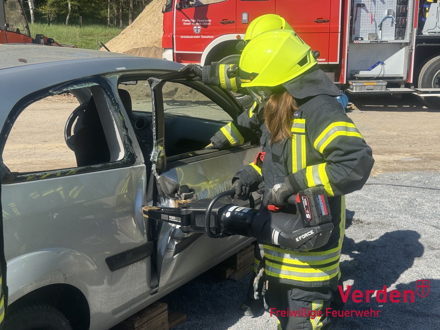 Entfernen einer Tür mittels Rettungsspreizer.