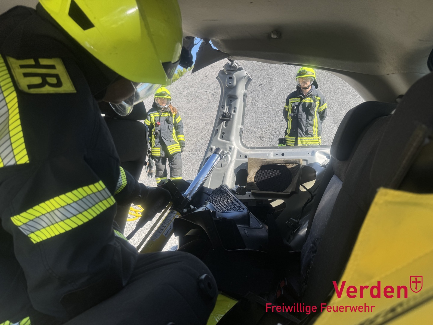 Herausdrücken der Seitenwand mithilfe des Rettungszylinders.