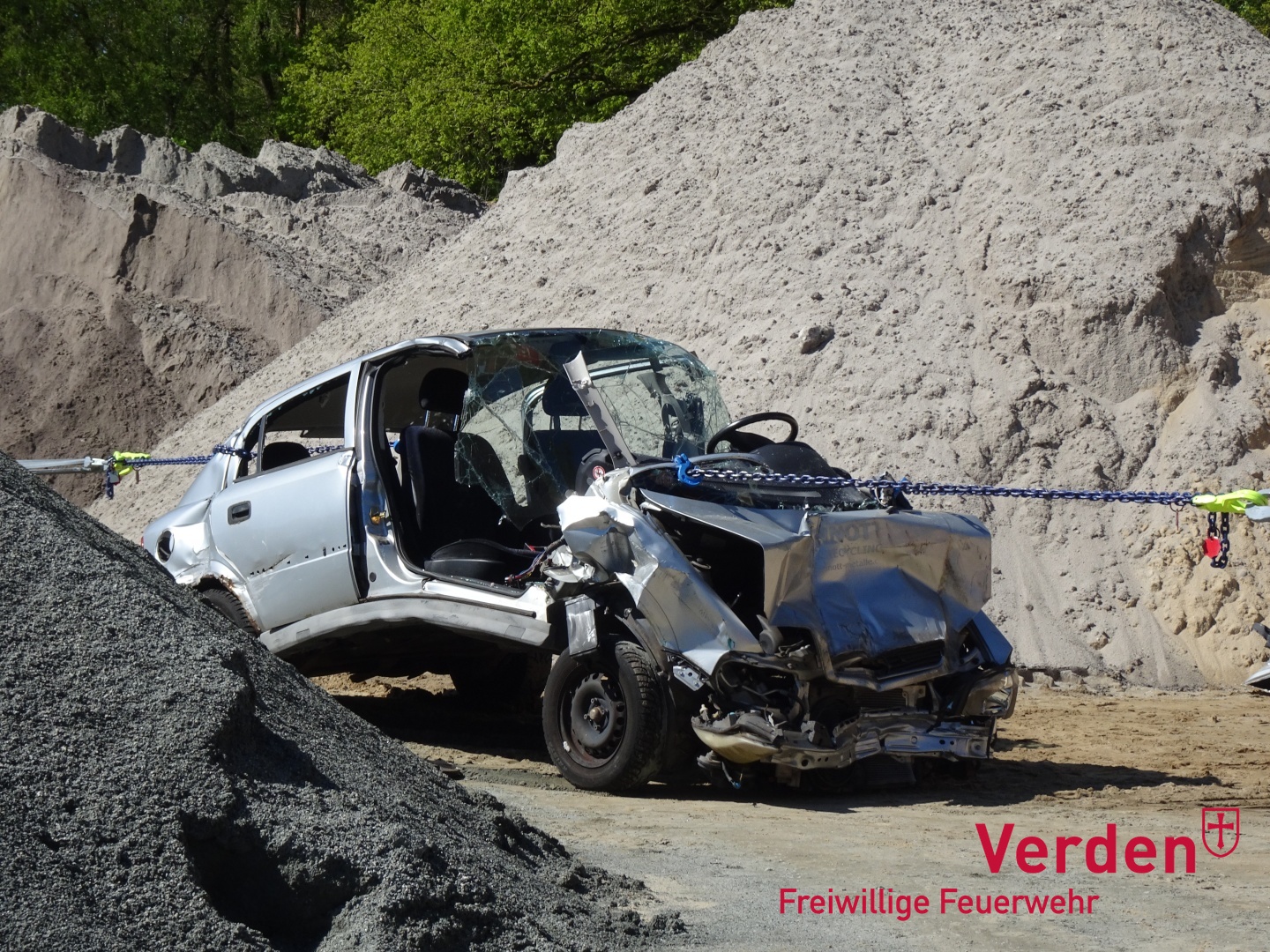 Das Fahrzeug wird mittels Stahlketten und einer Seilwinde auseinandergezogen.