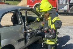 Entfernen einer Tür mittels Rettungsspreizer.