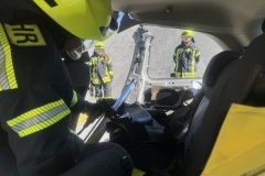 Herausdrücken der Seitenwand mithilfe des Rettungszylinders.