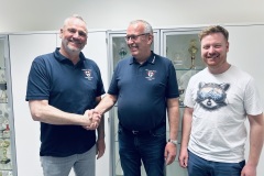 Der ehemalige 2.Vorsitzende Stephan Langreder bei der Verabschiedung durch den 1.Vorsitzender Peter Junge, der neue gewählte 2. Vorsitzende des Fördervereins der Waller Feuerwehr Christian Brandt.