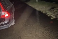 Wassermassen ergossen sich über den Gehweg und in angrenzende Wohngebäude.