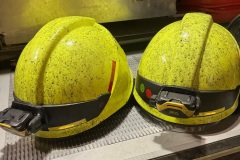 Vom Ruß verschmutzte Helme nach dem Einsatz.