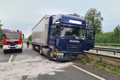 Aus bislang ungeklärter Ursache war der PKW in die Mittelleitplanke gefahren.