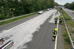 Größere Mengen Öl mussten auf der Autobahn abgestreut werden.