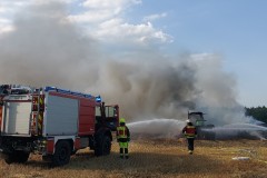 Löscharbeiten am Trecker. 