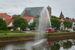 Unter anderem ist ein Wasserwerfer auf dem Dach verbaut.