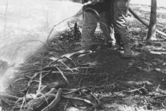 August 1975: Löscharbeiten im Verdener Stadtwald. (Bildarchiv Ortsfeuerwehr Verden)