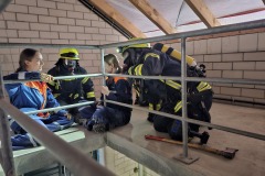 Ein Trupp erklärt zwei Bewohnerinnen das weitere Vorgehen.