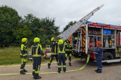 Entnahme der Steckleiter vom Fahrzeug.