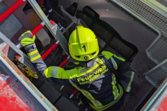 Vorgehen zu den verletzten Personen im umgestürzten Wagon.