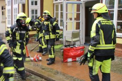 Atemschutzgeräteträger machen sich für ihren Einsatz fertig.