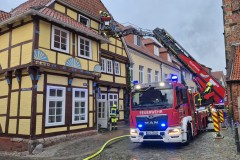 Die Drehleiter der Ortsfeuerwehr Verden im Einsatz.