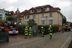Im rückwärtigen Gebäudeteil kam eine weitere Drehleiter aus Achim zum Einsatz.