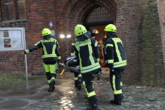 Ein „Verletzter“ wird zur Sammelstelle in der Johanniskirche gebracht.