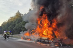 PKW und Anhänger brennen in voller Ausdehnung.