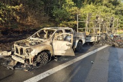 PKW und Anhänger brennen komplett aus.