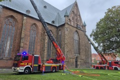 Zwei Drehleiter kamen bei der Übung zum Einsatz. Zwei Drehleiter kamen bei der Übung zum Einsatz.