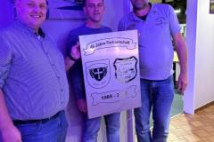 Übergabe des Geschenkes beim Kameradschaftsabend. Frederick Freitag aus Verden sowie Tobias Lütten und Olaf Eilk aus Hamburg Warwisch.