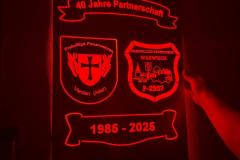 Die Jubiläumstafel als Geschenk für die Warwischer Kameraden.