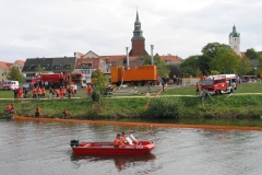 Bilder einer Feuerwehrpartnerschaft: Gemeinsame Einsatzübung „Ölschaden auf der Aller“ im Jahre 2003.